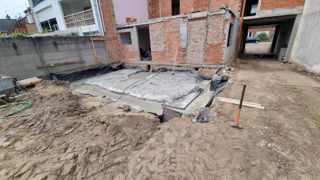 Przygotowanie podłoża pod fundamenty nowej części budynku.