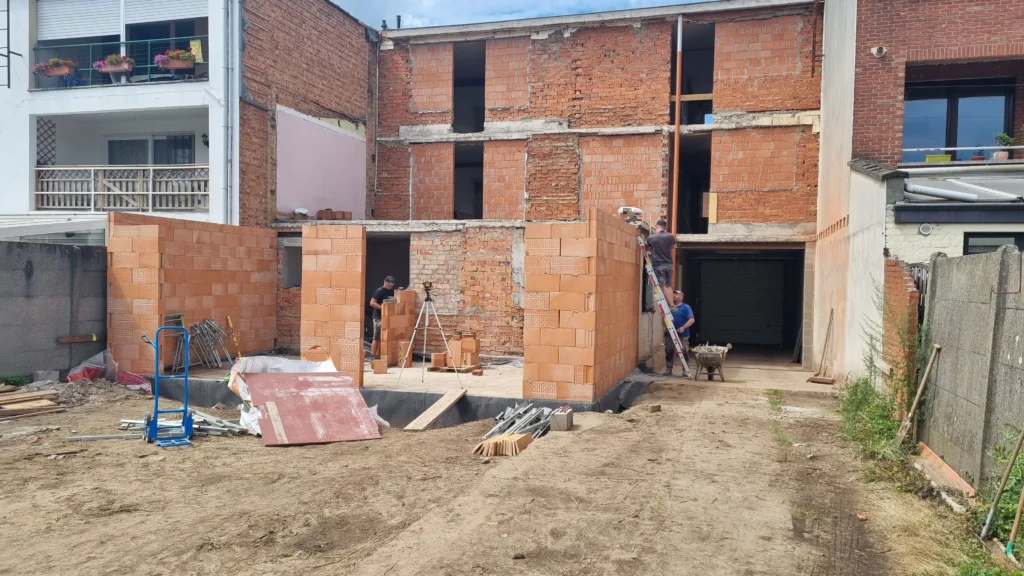 Murowanie ścian nowej części budynku na wykonanej płycie fundamentowej.
