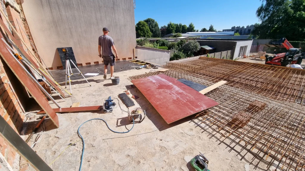 Montaż szalunku i zbrojenia górnej płyty stropowej przed betonowaniem.