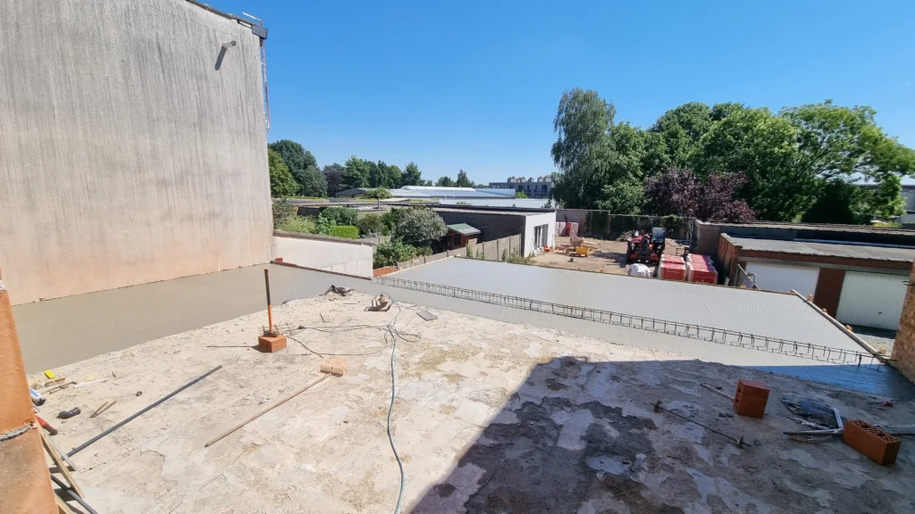 Wykonana żelbetowa płyta stropowa nad rozbudowaną częścią budynku.